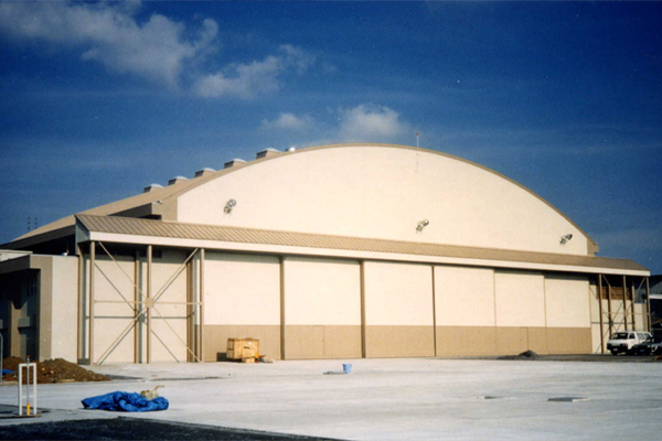 Traveling device for hangar door