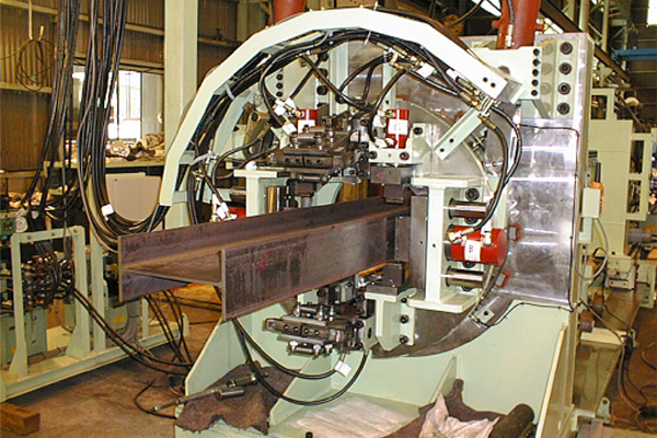 H形鋼ねじり加工装置