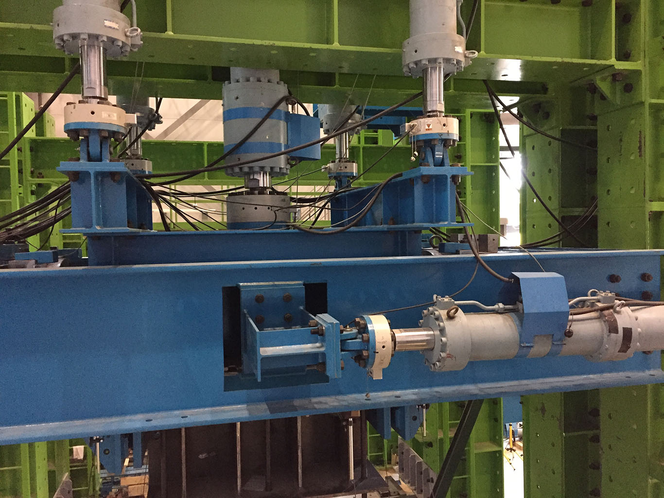 構造物多軸試験装置