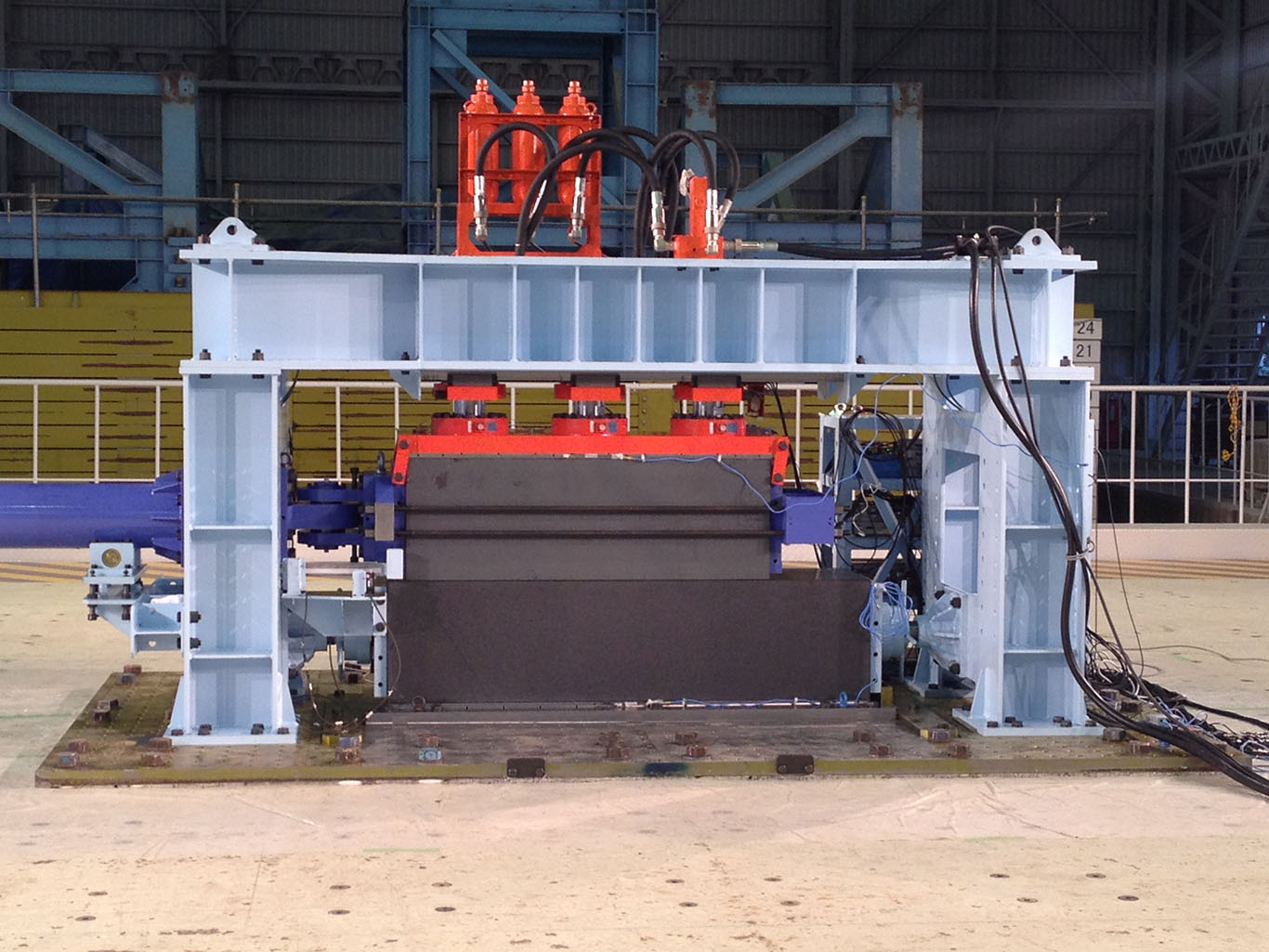 大型二軸岩石摩擦実験装置 