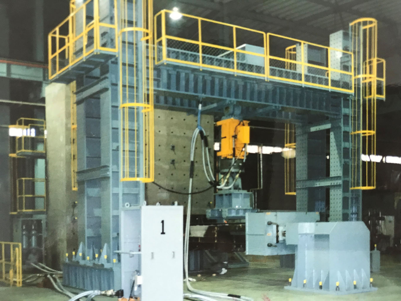 大型構造物疲労試験装置 