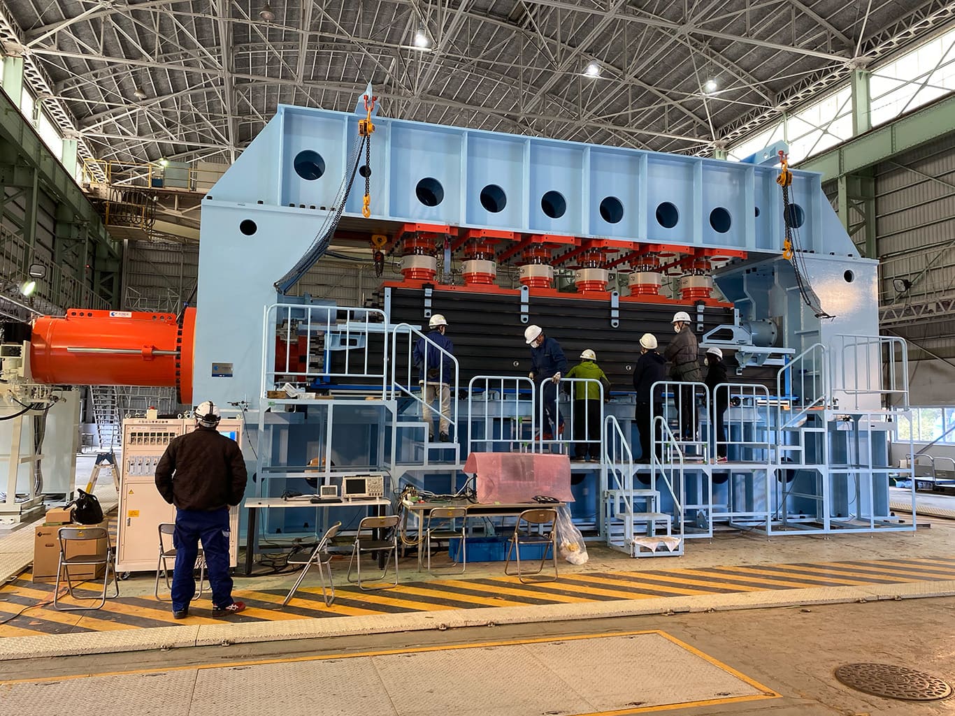 巨大岩石摩擦試験機 