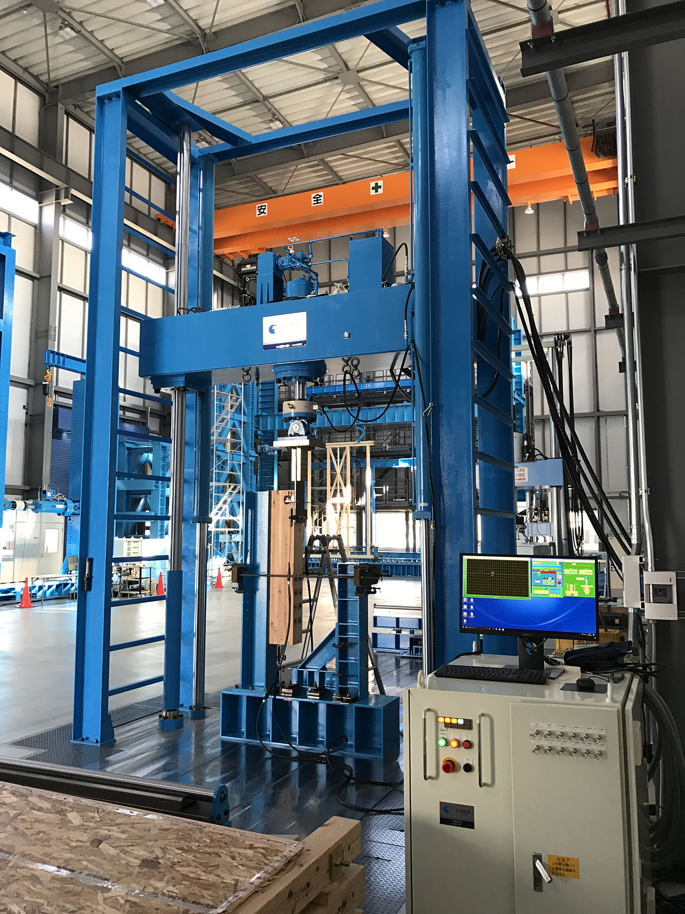 引張圧縮曲げ万能型試験装置 