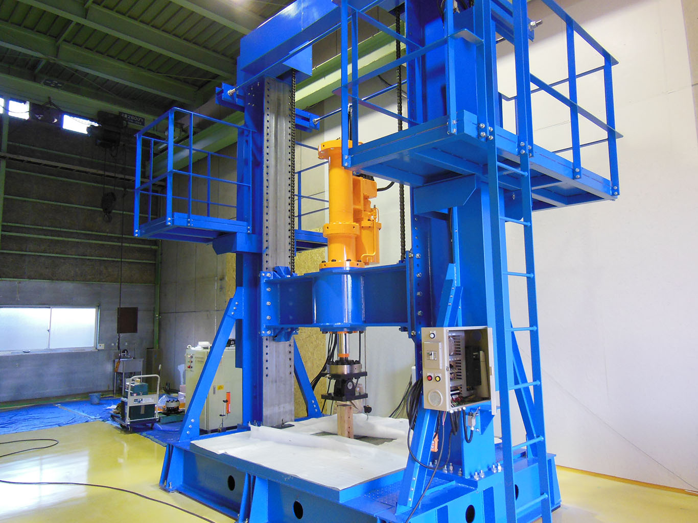 引張圧縮曲げ万能型試験装置 