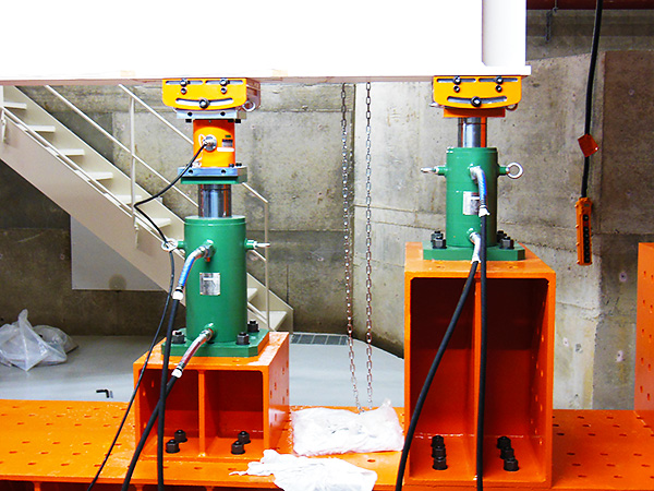 加力ジャッキおよび治具